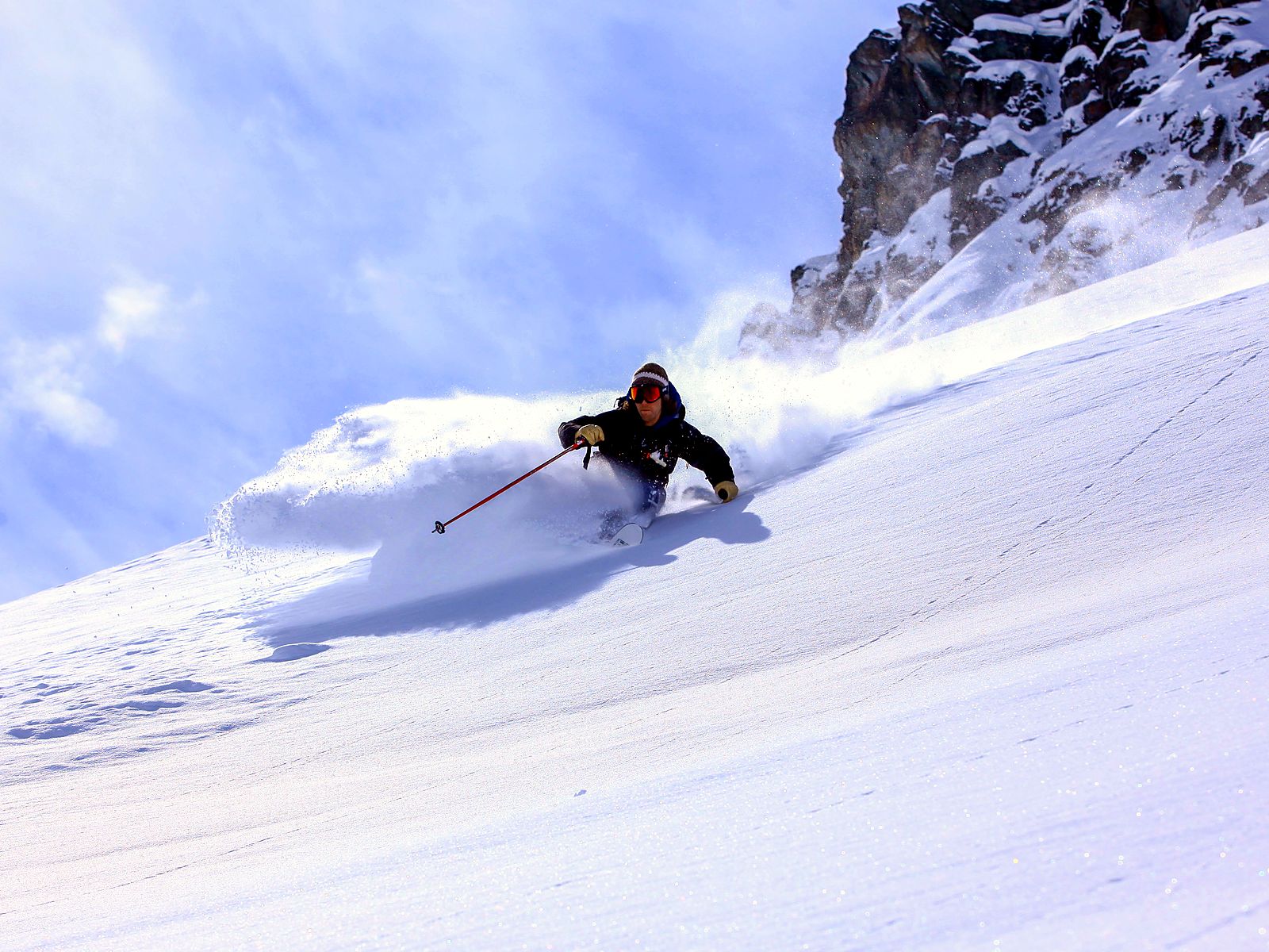 Off-piste couloir skiing in Grimentz-Zinal